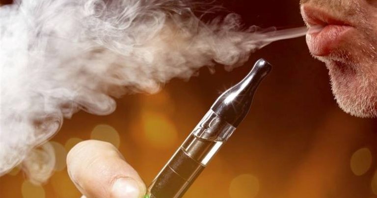 З 11 липня в Україні заборонять курити електронні цигарки та пристрої для нагрівання тютюну («айкоси») в громадських місцях, повідомляє МОЗ