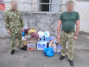 Волонтерську допомогу і дитячі малюнки передали до госпіталю захисникам "Азовсталі"