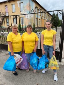 Волонтерську допомогу і дитячі малюнки передали до госпіталю захисникам "Азовсталі"