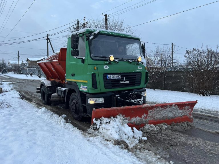На вулицях громади працює снігоприбиральна техніка КП «Горянин»