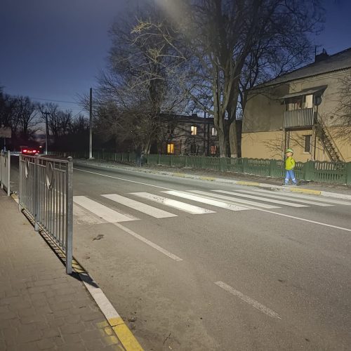 Для безпеки пішоходів освітлюються пішохідні переходи та працюють світлофори