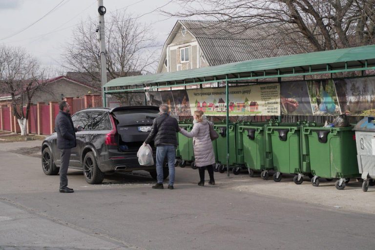 У Горі на сміттєвому майданчику на вулиці Лесі Українки викидають сміття жителі сусідніх громад