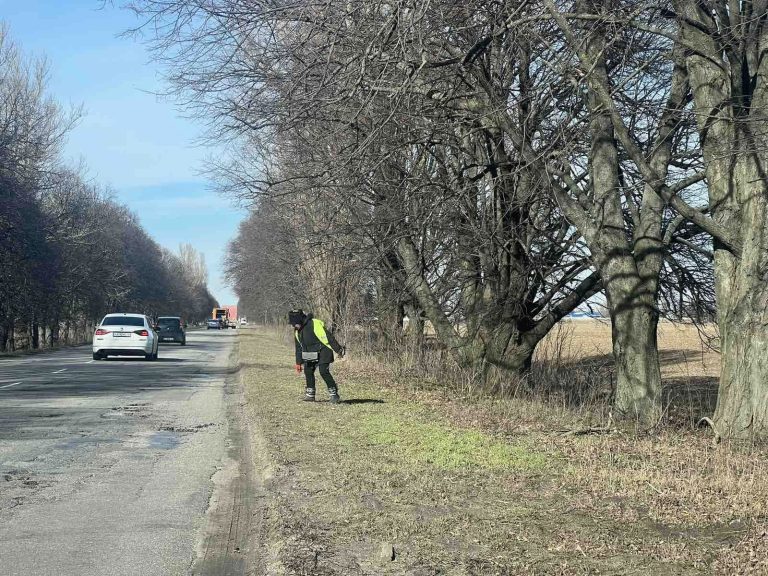 Працівники КП "Горянин" розпочали прибирання узбіччя доріг