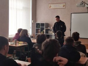 Поліцейський офіцер громади Ярослав Шумко спілкувався з підлітками щодо поширення російського агресивного руху
