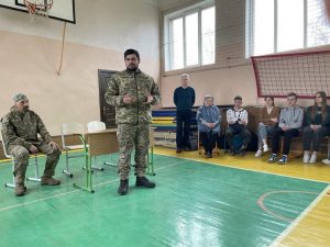 Військові і горяни Олександр Сапіцький та Сергій Майборода зустрілись з учнями однієї із шкіл