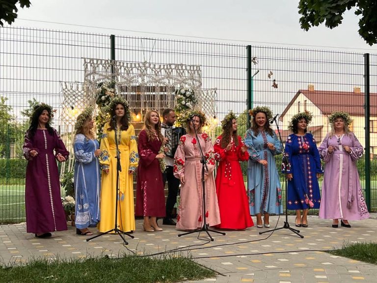 У Горі у парку Ошитківський відбувся благодійний вечір української пісні на підтримку ЗСУ