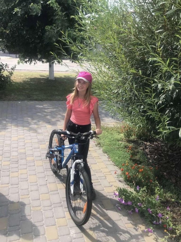Дівчинка з громади отримала у подарунок велосипед