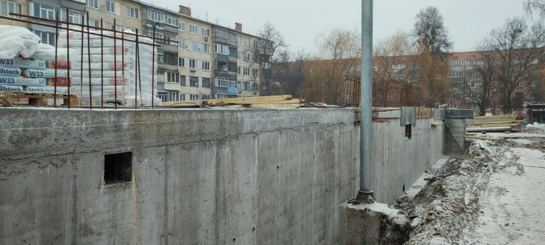 На Київщині триває облаштування укриттів: у Глевасі будують захисну споруду для двох дитсадків