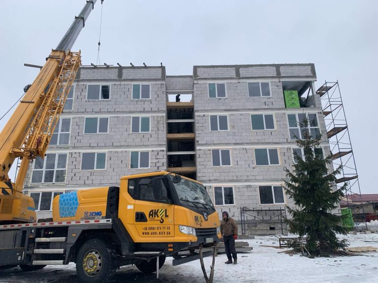 Відбудова Київщини: у Гостомелі відновлюють 16-ти квартирний житловий будинок на вулиці Остромирській