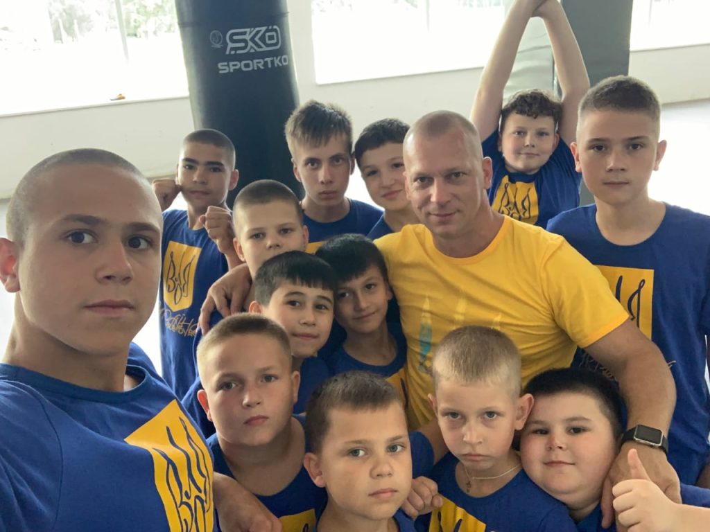 До шкільних ліг пліч-о-пліч на Київщині приєднується новий амбасадор – боксер Олексій Адамський