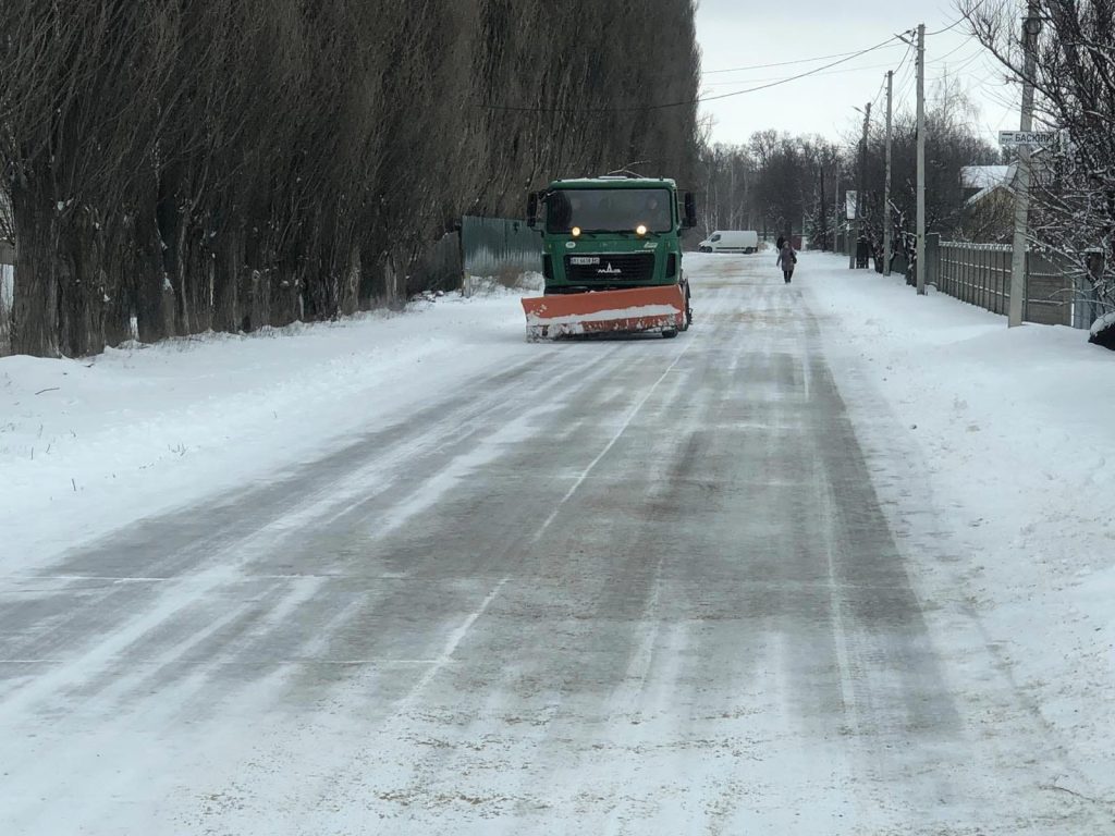 Працівники КП "Горянин" ліквідують наслідки рясного снігопаду