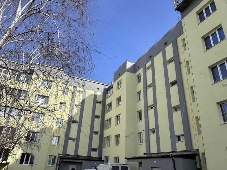 Відбудова Київщини: в Гостомелі перевірили хід відбудови двох багатоповерхівок