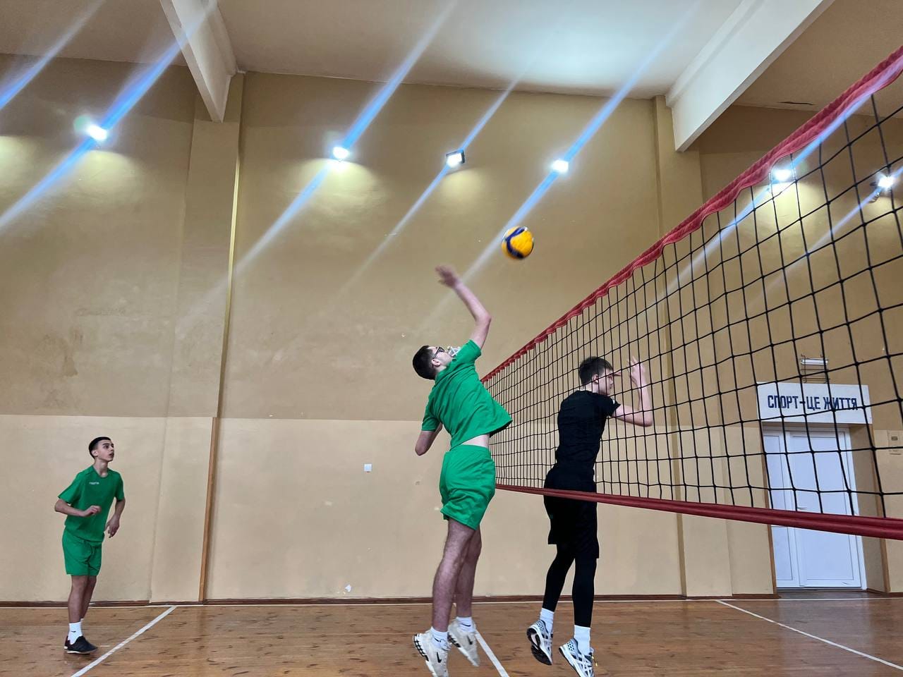У Ревненському ліцеї пройшов другий етап Всеукраїнських шкільних ліг пліч-о-пліч з волейболу