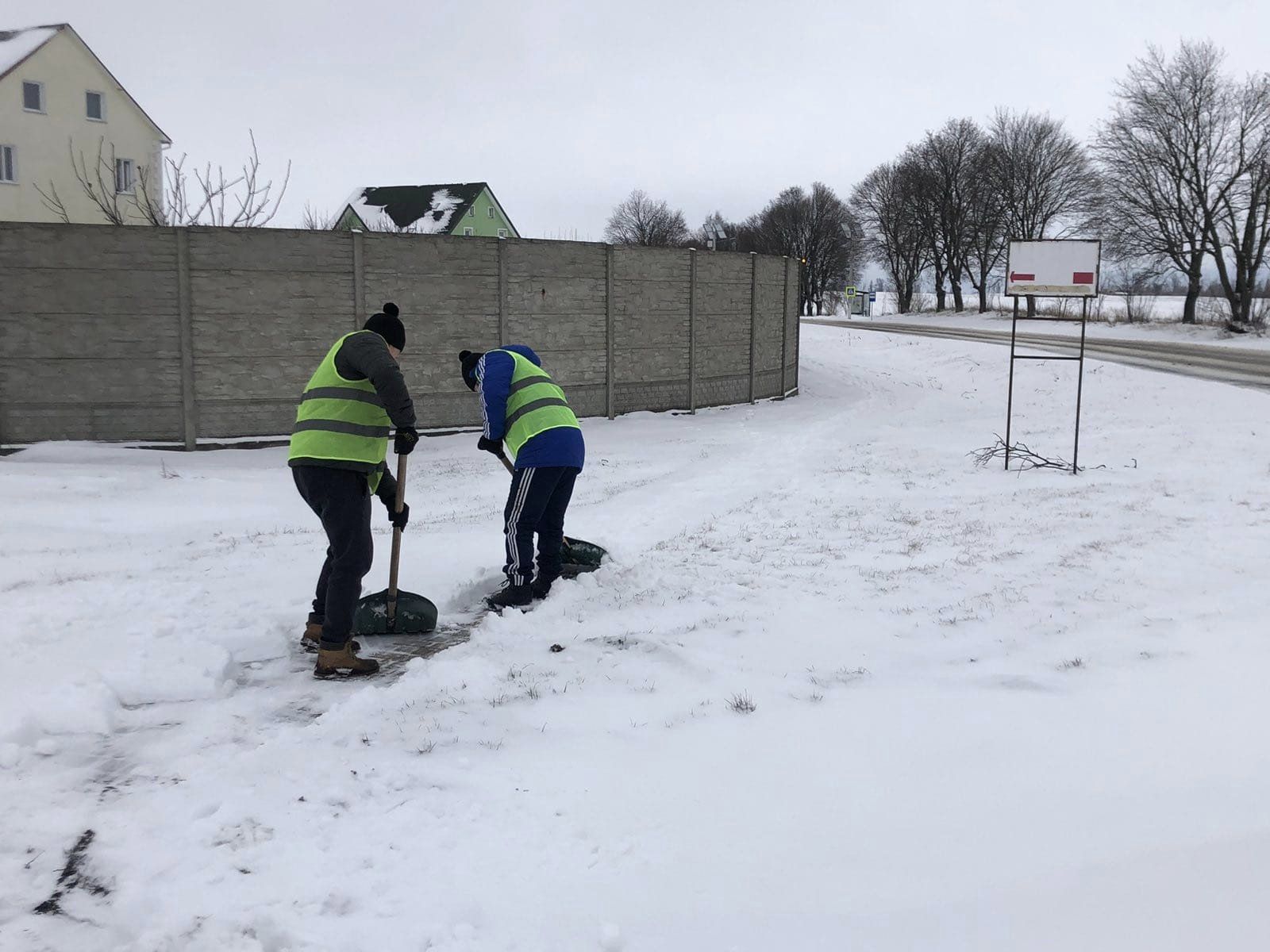 Працівники КП "Горянин" ліквідують наслідки рясного снігопаду