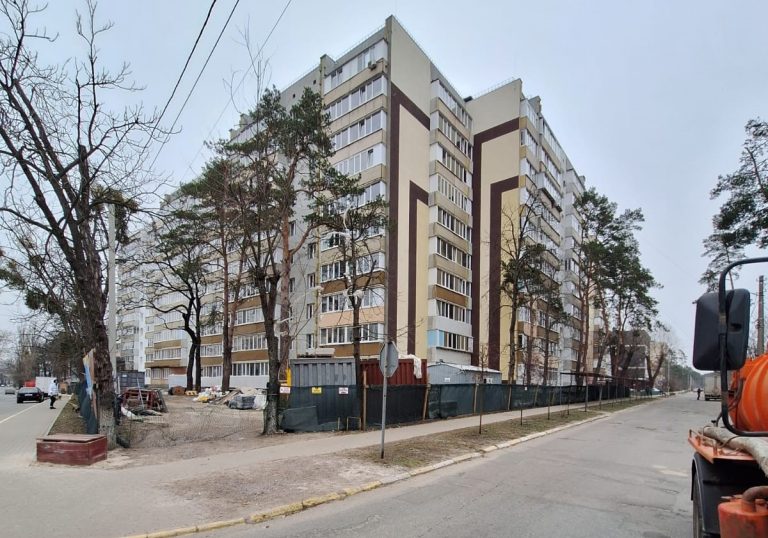 Відбудова Київщини: в Ірпені триває капремонт багатоповерхівки на вулиці Котляревського