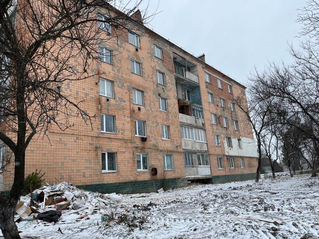 Відбудова Київщини: у Макарові триває капремонт житлової п’ятиповерхівки