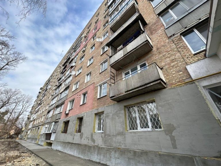 Відбудова Київщини: в Ірпені триває капремонт дев’ятиповерхівки на вулиці Ярославській