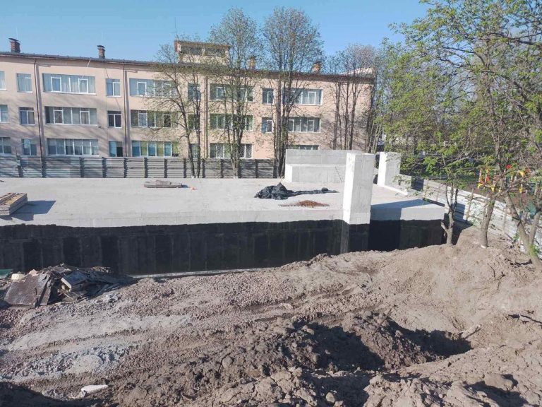 Відбудова Київщини: в Борисполі триває будівництво протирадіаційного укриття для ліцею «Патріот»