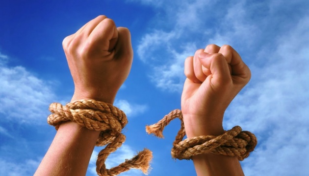 Інформація щодо протидії торгівлі людьми: куди звертатися та яку допомогу можна отримати