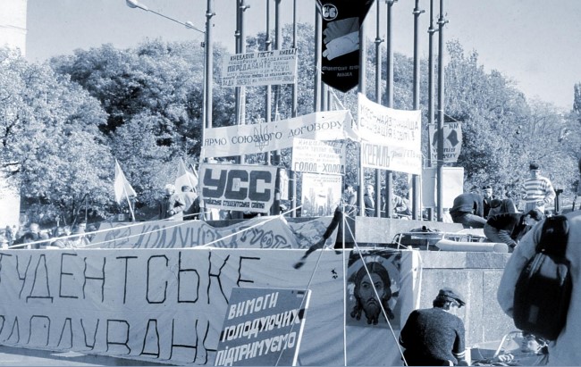 Україна відзначає 35-річчя Революції на граніті