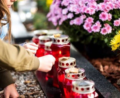 Заупокійні служби біля могил військовослужбовці