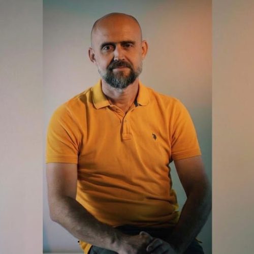 Сила будь-якої громади вимірюється не тільки кілометрами доріг чи цифрами у звітах. Вона вимірюється людьми. Тими, хто запалює в дітях цікавість до світу, навчає мислити сміливо та вірити у власні сили.