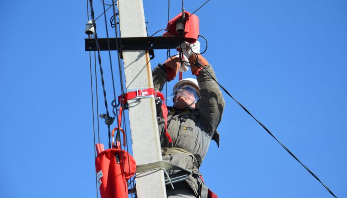 Energetyky-DTEK-vykonuyut-roboty-bez-vidklyuchennya-svitla-u-kliyentiv1-scaled